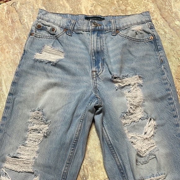 Aeropostale women’s mom jean, distressed look, light wash. Size 2. - Picture 9 of 11